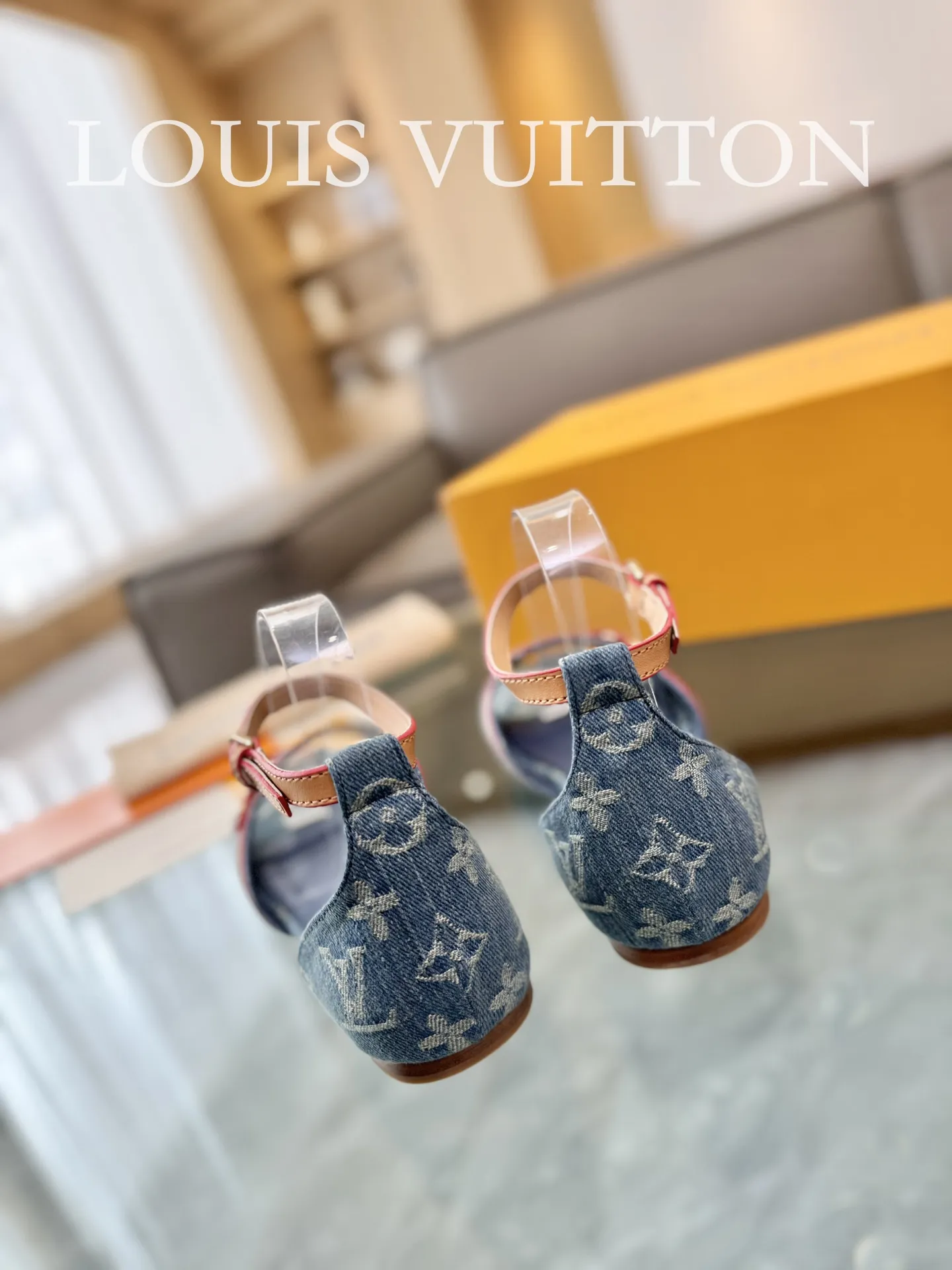 👟👟Ex-factory price 620👟👟 👟👟The top version of LV Lujia 24/denim jeans are so beautiful. I rarely make Lv family items, but I really can’t refuse this pair of kittens! I purchased the original version and developed it with care. The heels are custom molded. The brown leather with presbyopic denim is so brilliant! The perfect kitten heel, which is just right, is high-end, classic, sexy and comfortable. It is a must-have item that can give you full marks as a summer shoe! Sandals 5cm and 9cm/hollow sandals/ballet shoes 🔜3 items ✅Upper: Denim denim ✅Inner: original customized cowhide ✅Outsole: Italian genuine leather outsole ✅Number of yards: 35-41 (40.41 customization is not returnable) ✅Packaging: full set of exquisite packaging